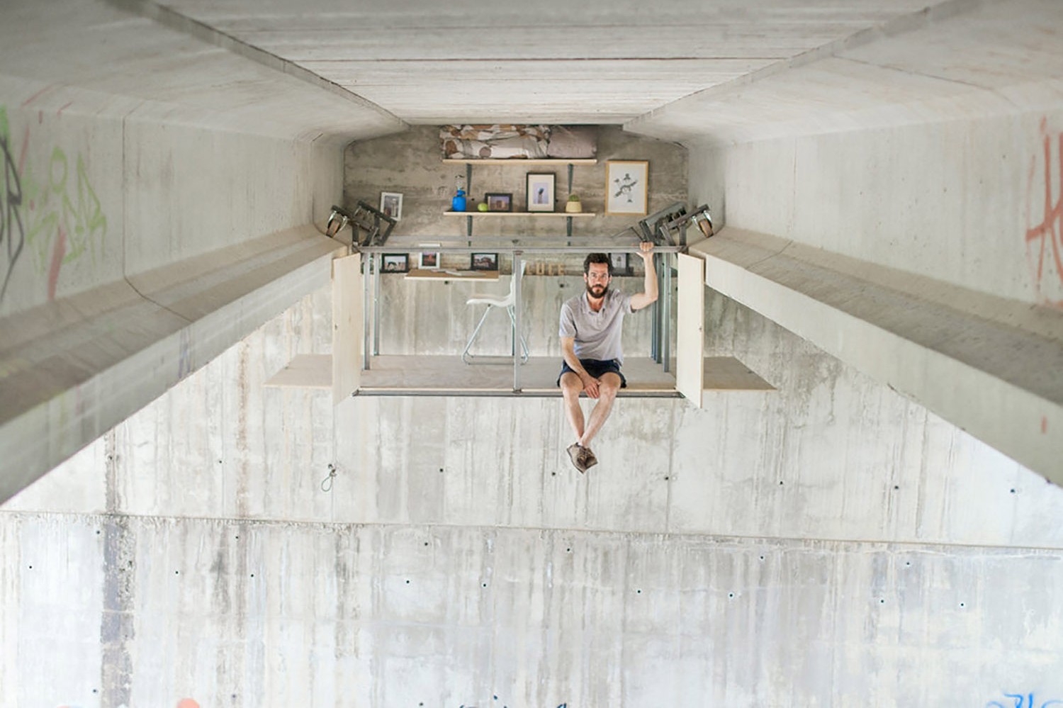Španělský designér si zbudoval skrytou „kancelář“ pod mostem