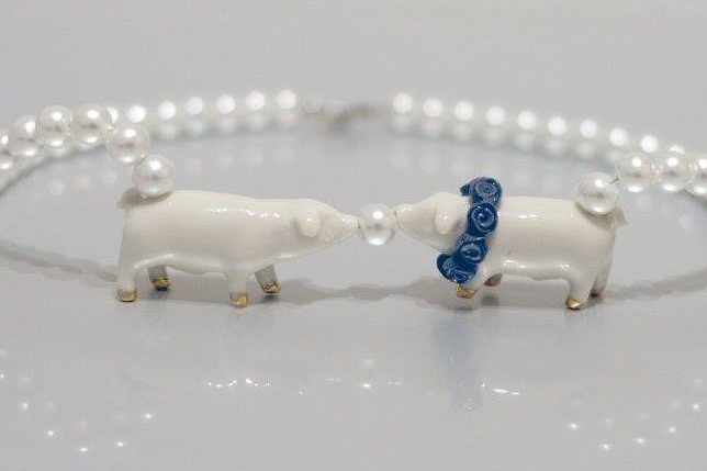 Házet perly sviním: současný porcelánový šperk