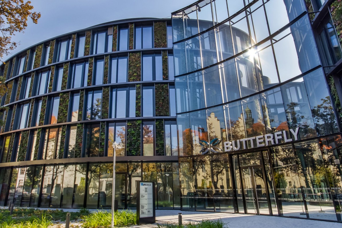 Motýlí budova od amerického architekta je největší vertikální zahradou v Česku