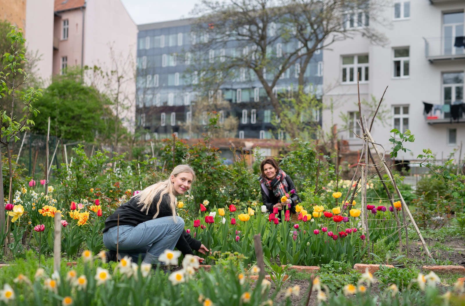 Květomluvy: Květinový dítě je hipísácký projekt, péče o zahradu spojuje, říkají Mirka a Barbora Svorovy