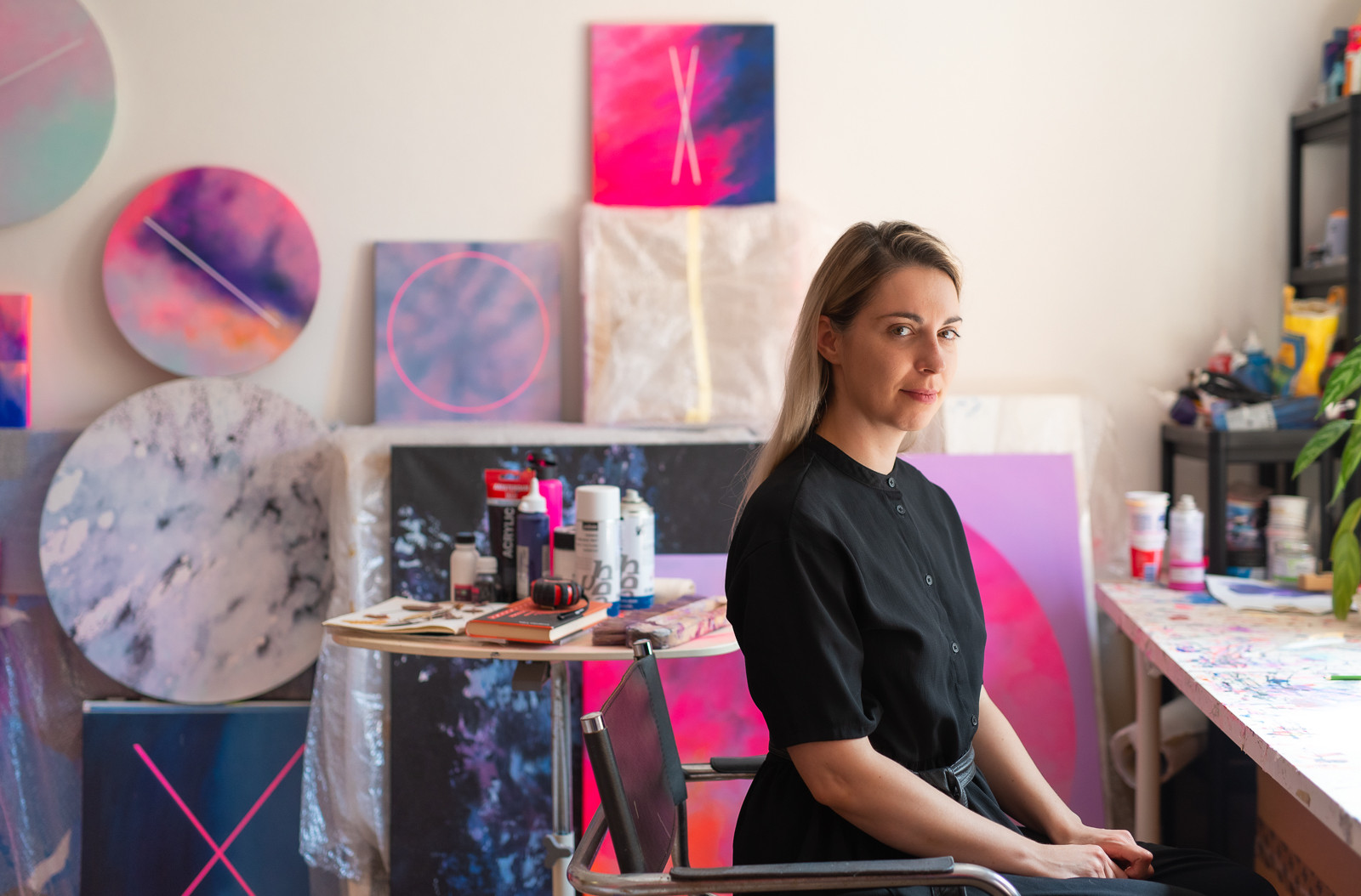 Pracuji rychle, emoce musí na plátno co nejdřív, říká abstraktní malířka Magdaléna Ševčík
