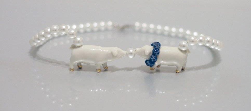 Házet perly sviním: současný porcelánový šperk