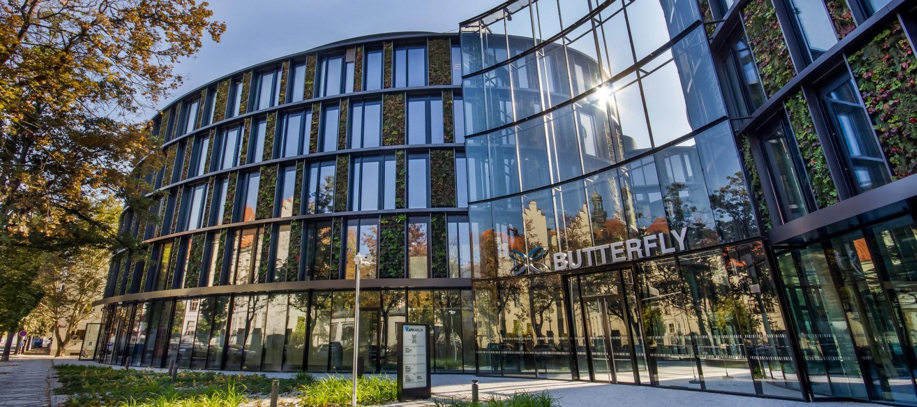 Motýlí budova od amerického architekta je největší vertikální zahradou v Česku