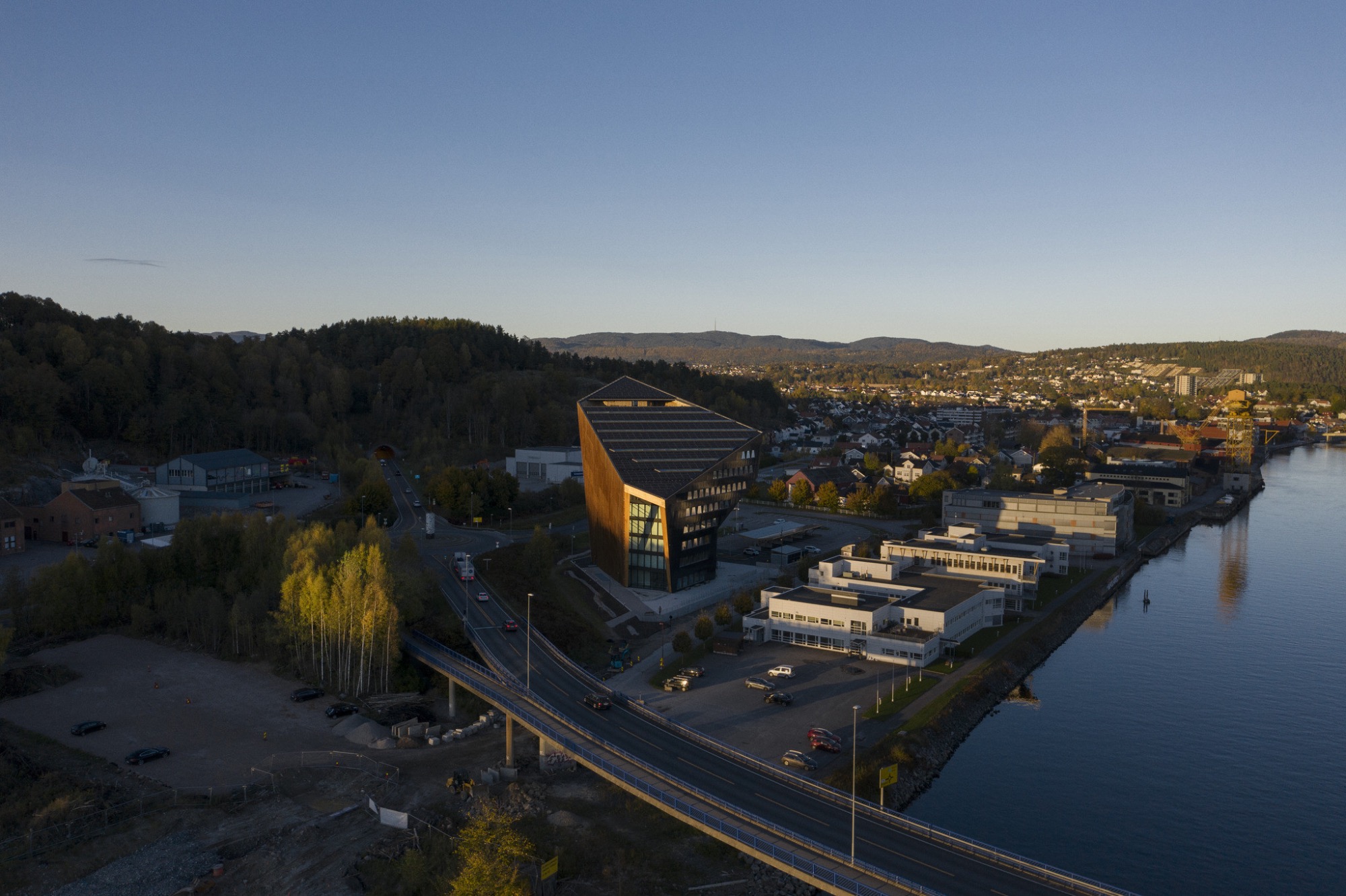 Novinka ze série energeticky pozitivních budov od Snøhetta se jmenuje Powerhouse Telemark