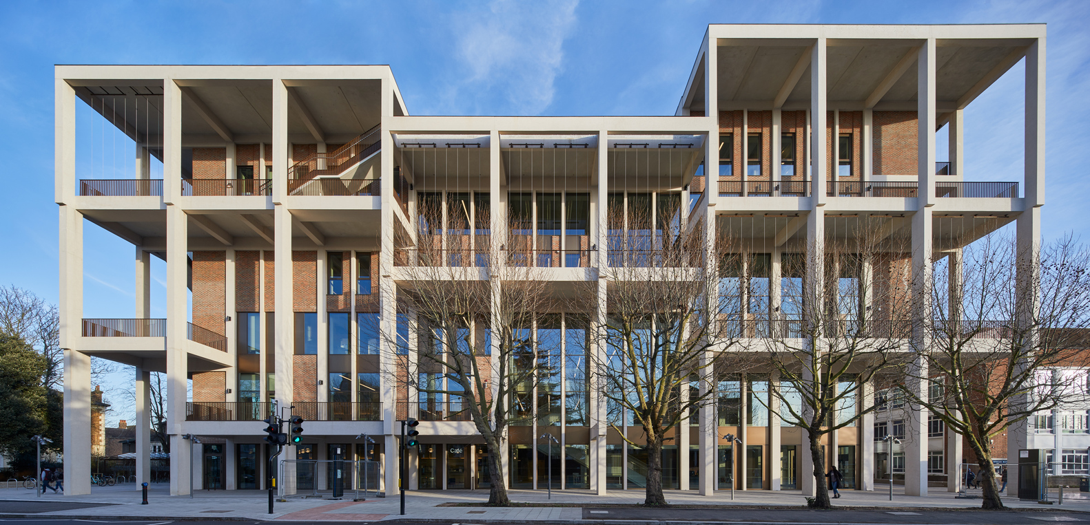 Seznamte se s evropskou stavbou roku od Grafton Architects a objevem roku Lacol