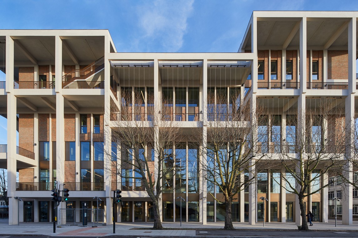 Seznamte se s evropskou stavbou roku od Grafton Architects a objevem roku Lacol