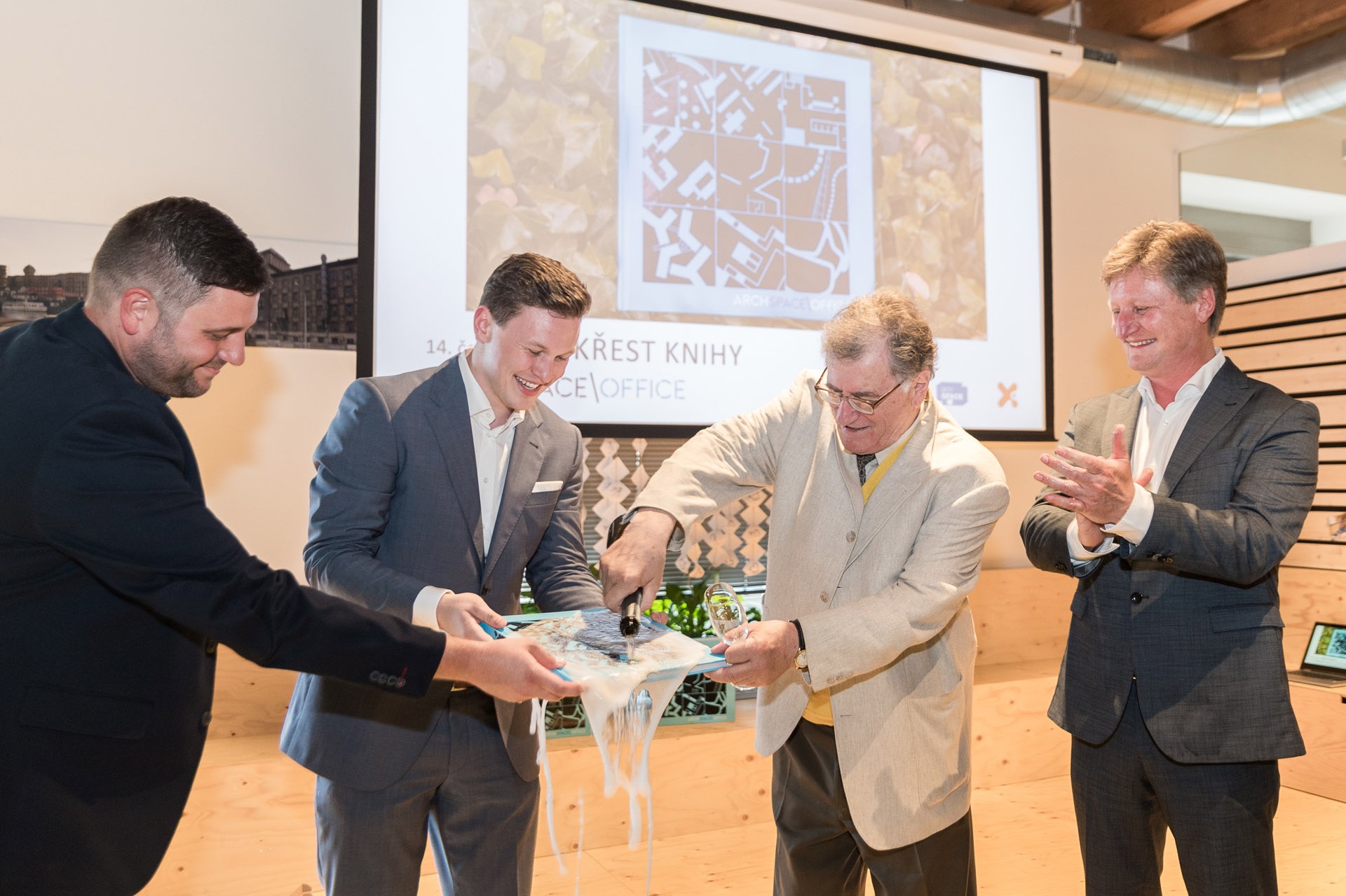 Pokřtěno. Objednejte si knihu archSPACE\OFFICE!