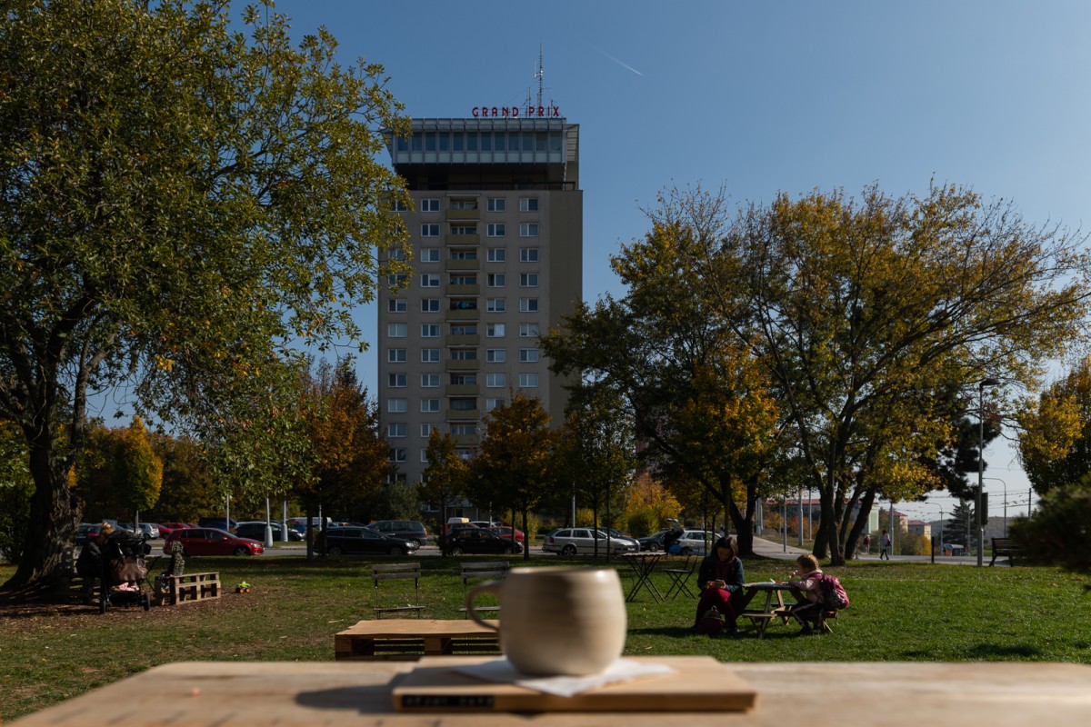 Svěží káva v Kohoutovicích: Probuzená restaurace Grand Prix a výběrovka v Periferie kafe