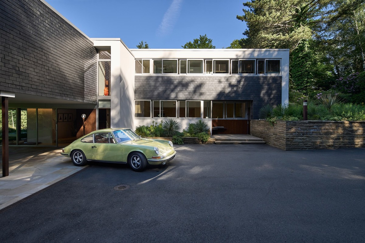 Vilu ikony kalifornské architektury 50. let vrátil do původní krásy restaurátor historických Porsche 