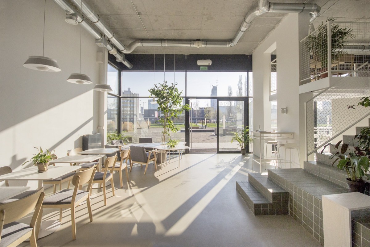 Gastrointeriéry: Kavárny Typika v Praze a Varšavě navrhli laureáti Design Vanguard 2021