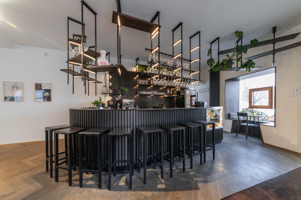 Svěží káva: Haló ve Znojmě. Galerijní kavárnu zdobí Velčovský