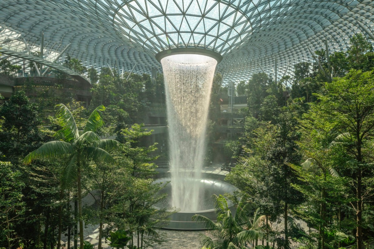 Letiště v Singapuru zdobí klenot. Hala s nejdelším vnitřním vodopádem na světě a zahradami přes 5 pater