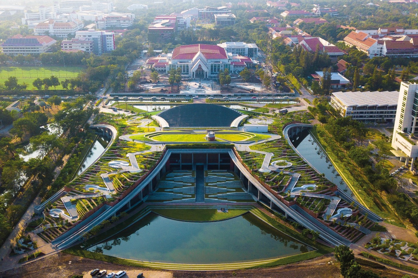 O přestávce farmařit na rýžovém poli? Studentům Bangkokské univerzity stačí vylézt na střechu