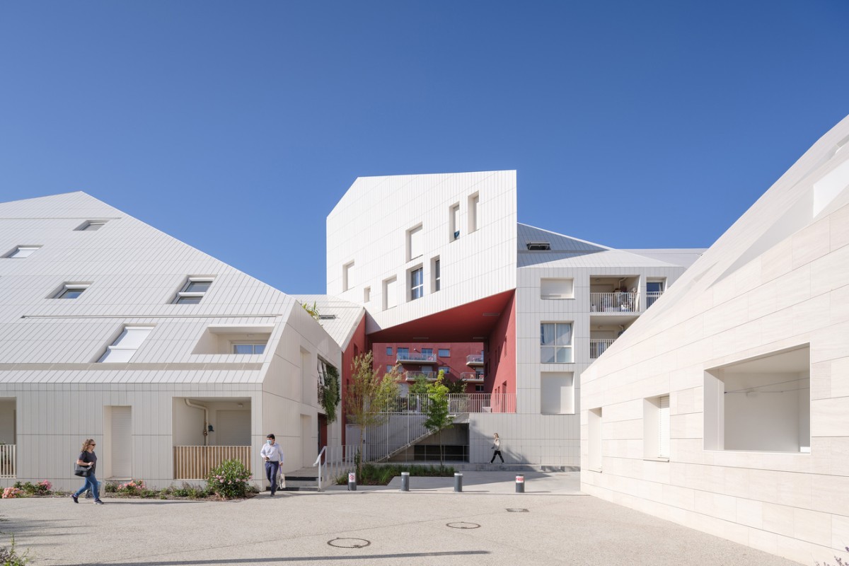 Obytný komplex od MVRDV chrání před přehříváním a prachem keramická fasáda