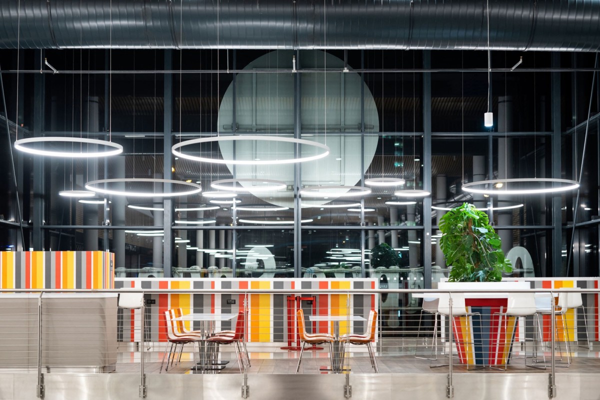 Food courty už můžou mít i pohodlné židle. Trendem je coworking 