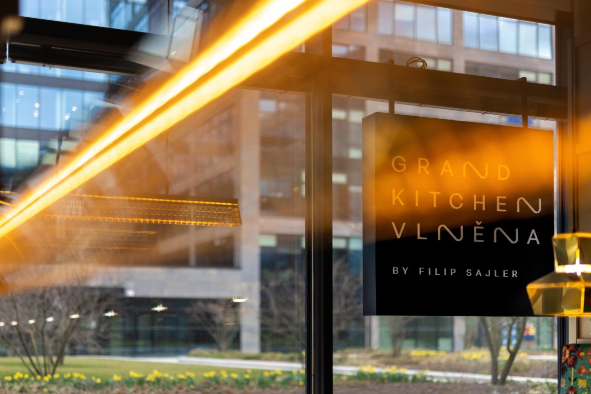 Gastrointeriéry: Filip Sajler otevřel Grand Kitchen Vlněna s designem od Barta Vose