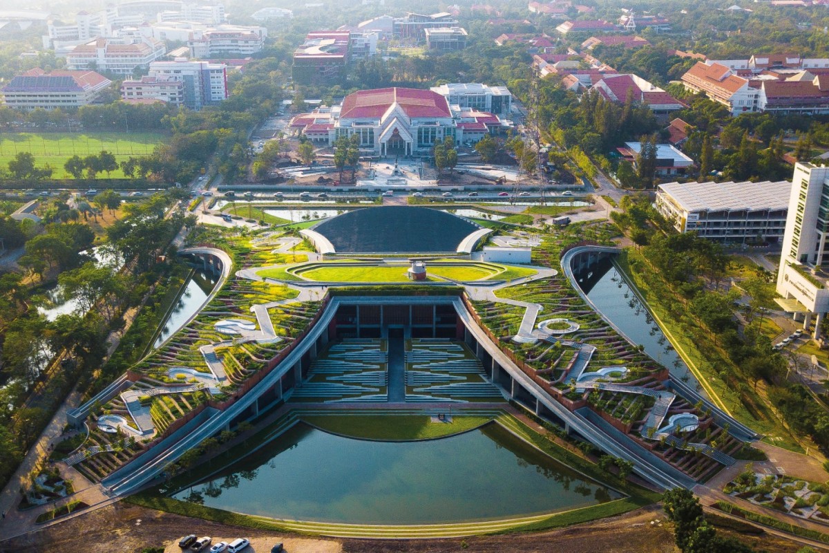 O přestávce farmařit na rýžovém poli? Studentům Bangkokské univerzity stačí vylézt na střechu