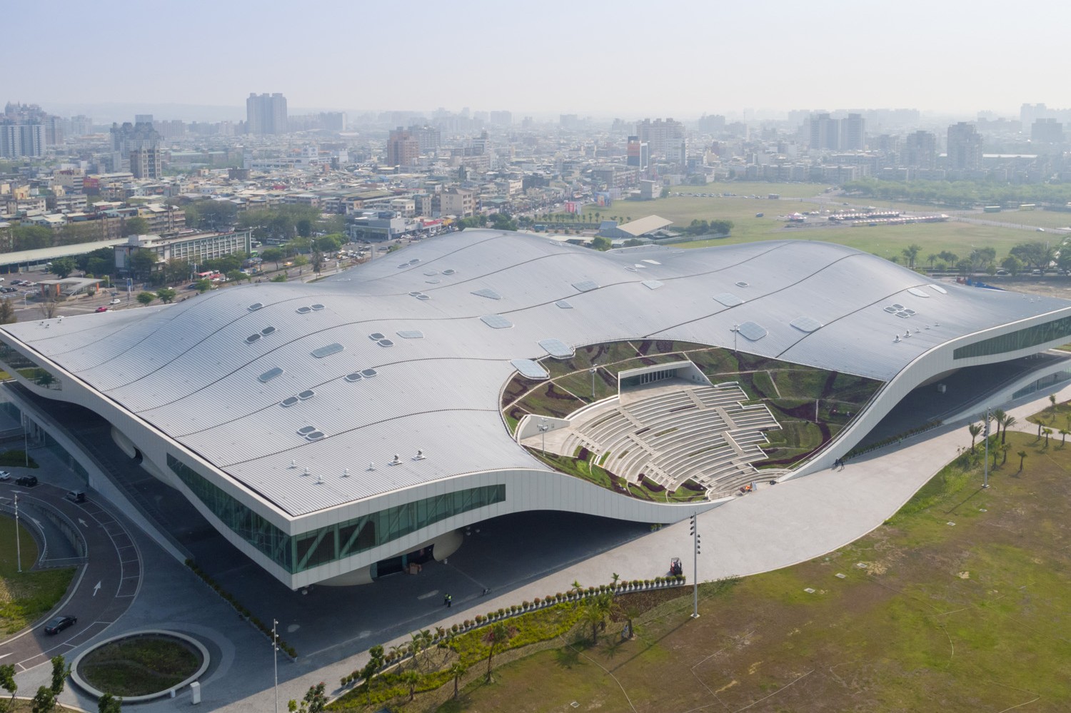 Národní centrum umění na Taiwanu. Pod korunou banyánského stromu ožívá město po setmění 