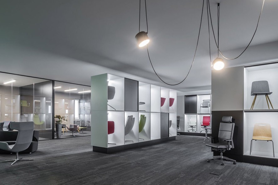 Showroom z Boskovic: jedna posuvná stěna, zasedačka 2x jinak