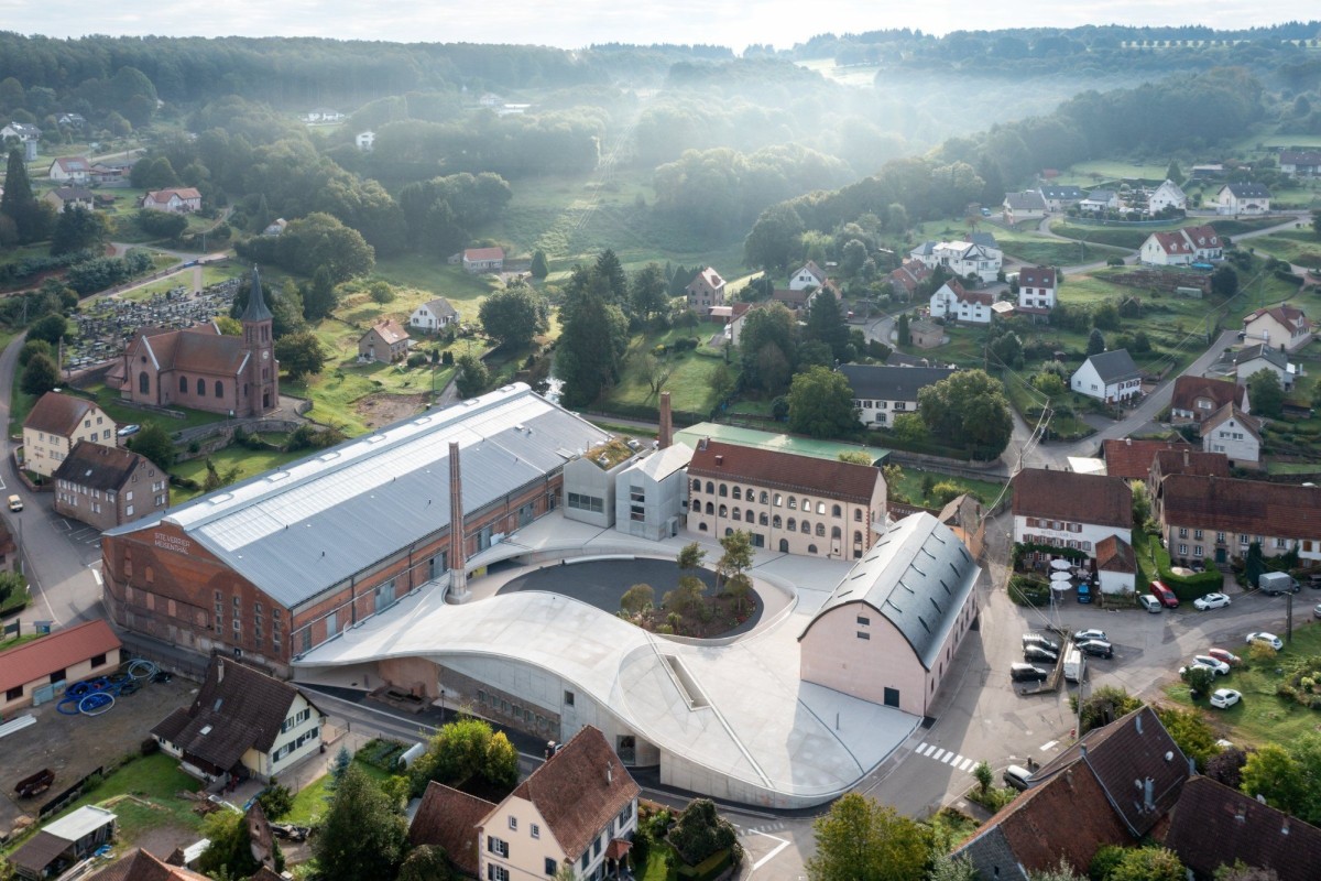 Betonový přeliv sjednotil tři instituce do moderního výstavního centra sklářské tradice