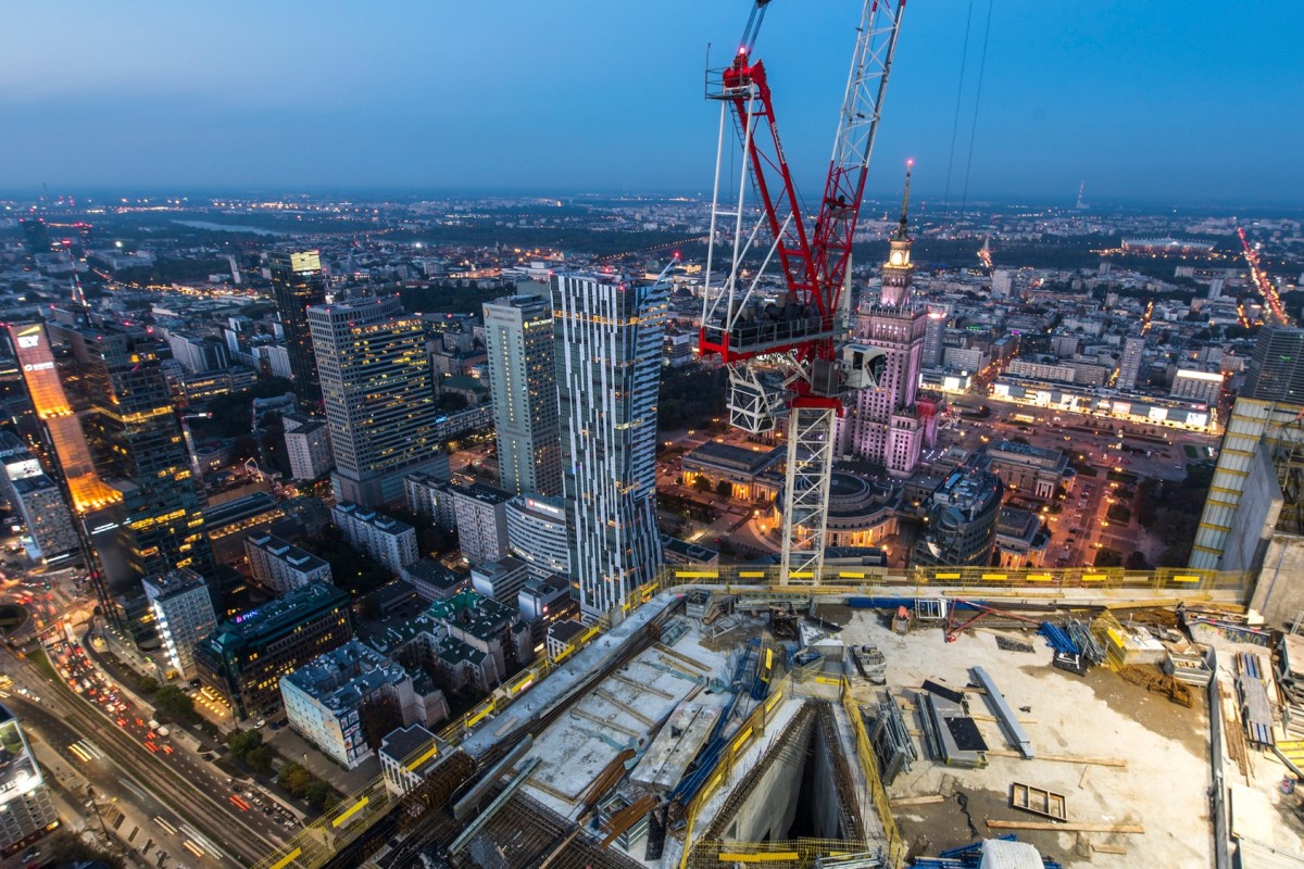 Nejvyšší mrakodrap EU od FOSTER + PARTNERS dorůstá ve Varšavě