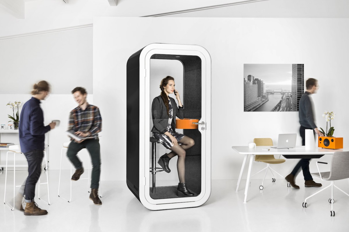 Telefonním budkám odzvonilo. Přesto ožívají v kancelářích