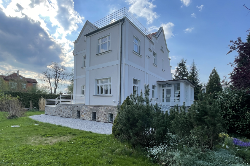 Zrekonstruovaná vila poskytuje komfort 21. století, aniž by ztratila noblesu první republiky 