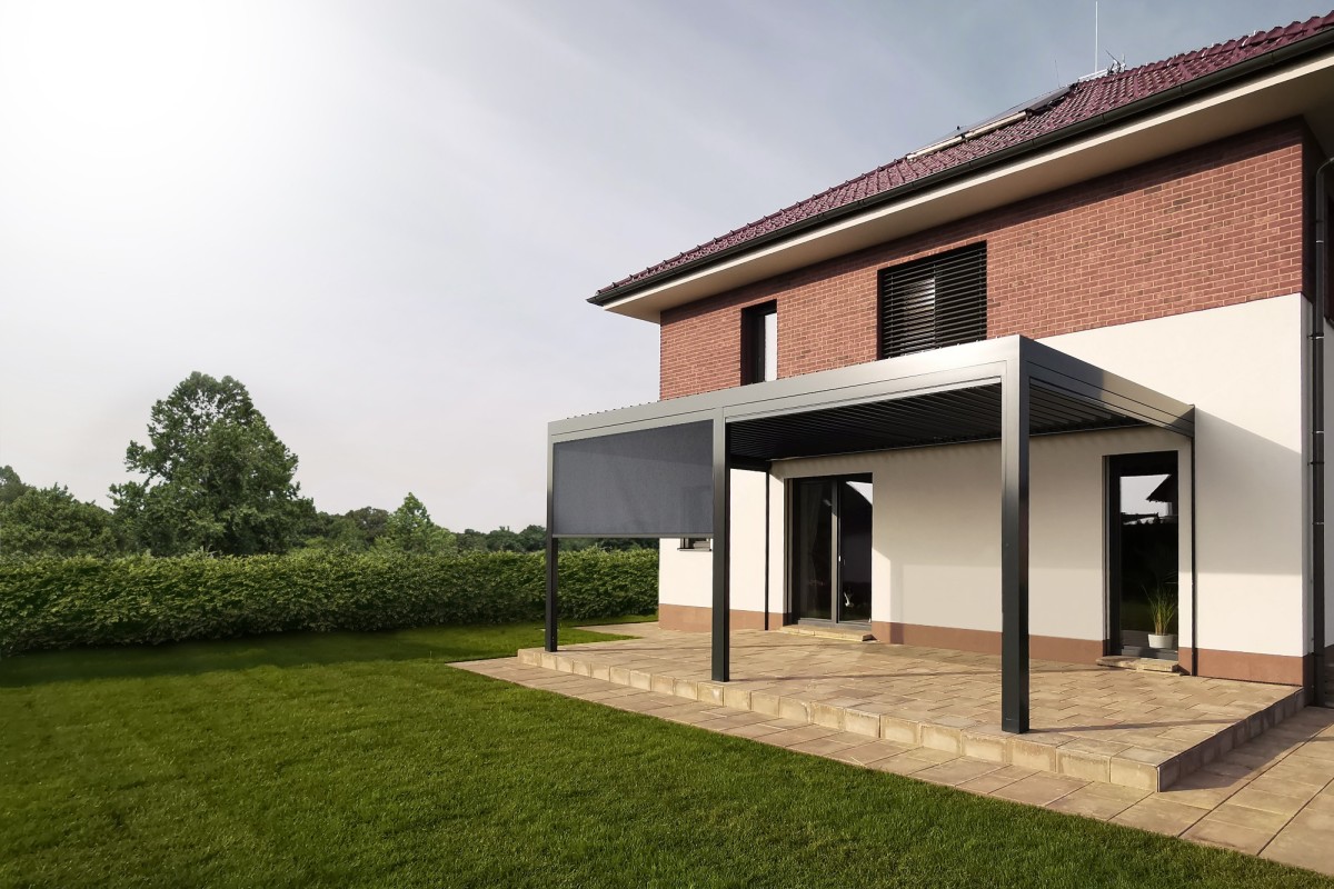 Stíní, větrá, kryje. Bioklimatická pergola ARTOSI lamelami poručí světlu i dešti