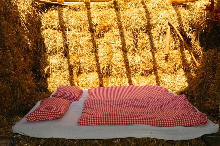 Tady by se princezna nevyspala. Zato dobrodruhy bydlení ve slámě nadchne