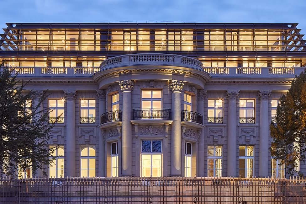Neorokokový palác na Rýně dostal moderní korunu a opět vládne 