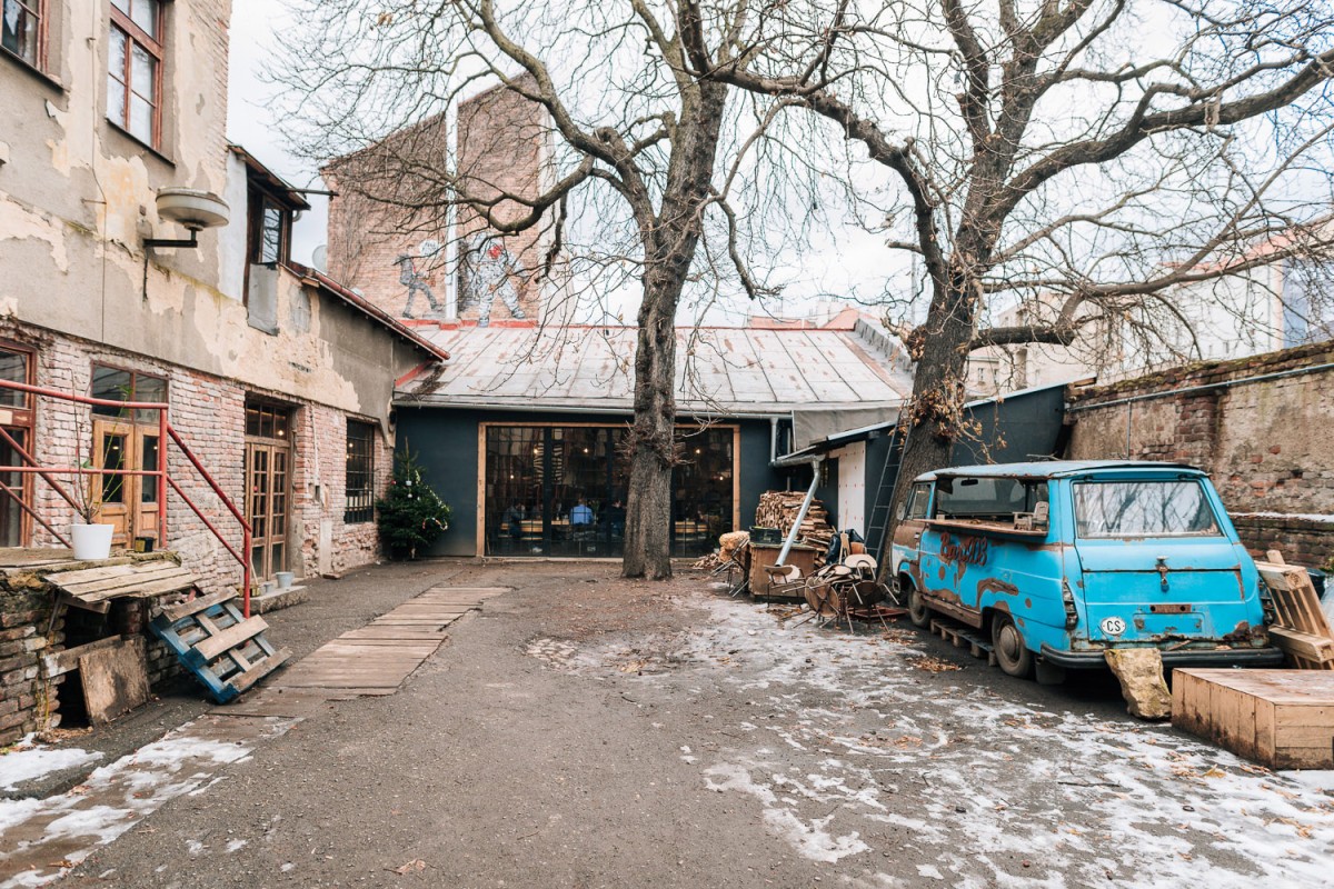 Kavárna, co hledá jméno: vnitroblok jako koncept