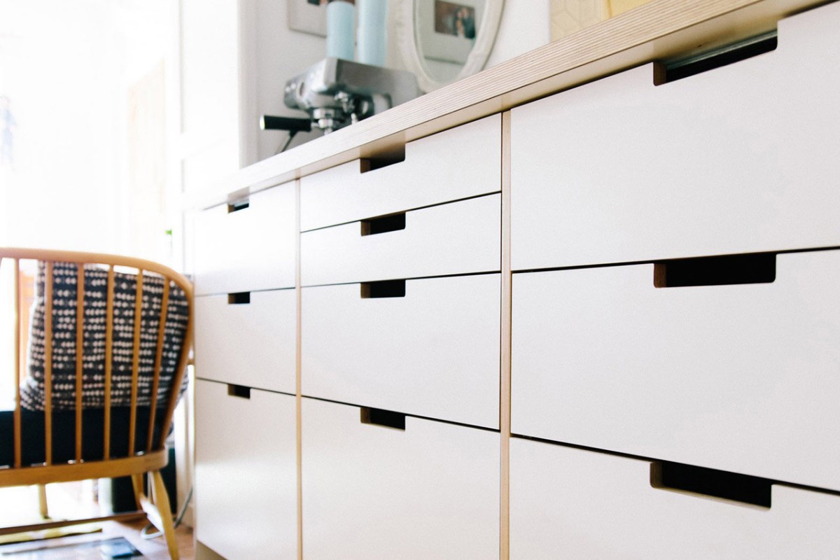 Hacknutá IKEA. Plykea použila překližku, BIG autopásy