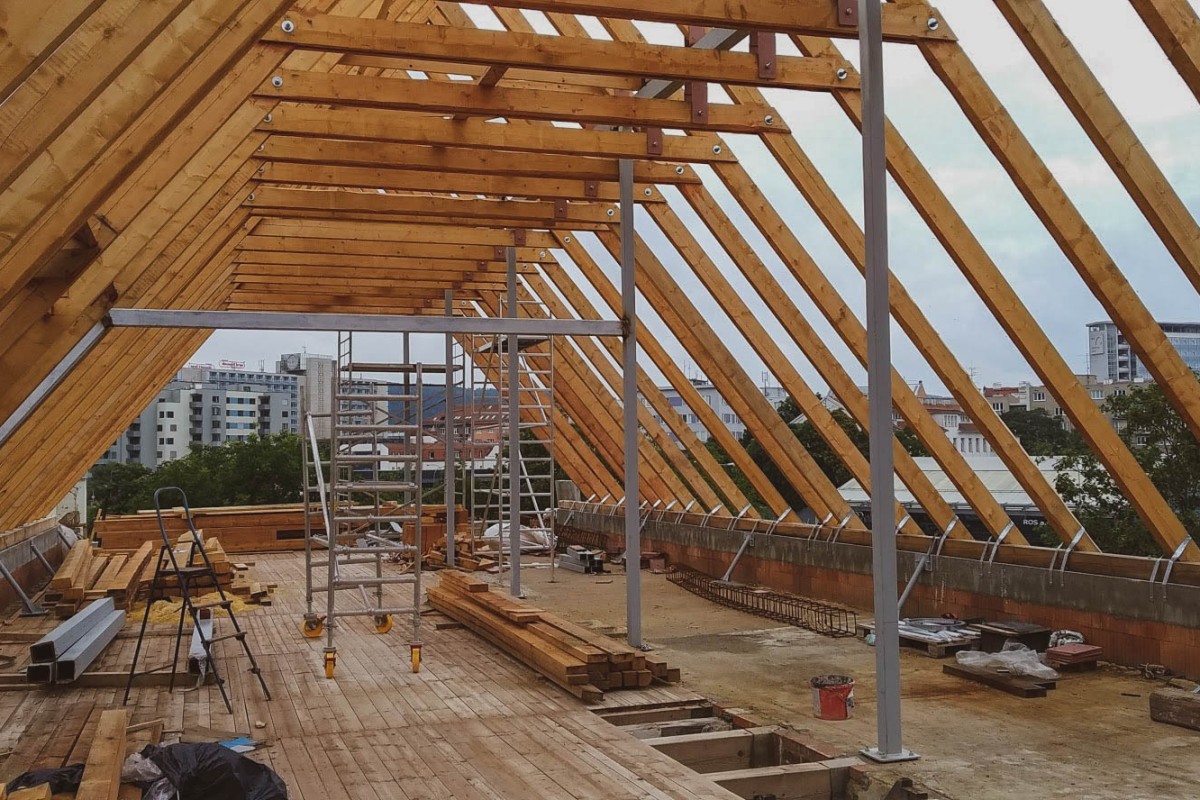 Dostavba barokního kláštera na břehu Svratky od TJ Architekti vrcholí
