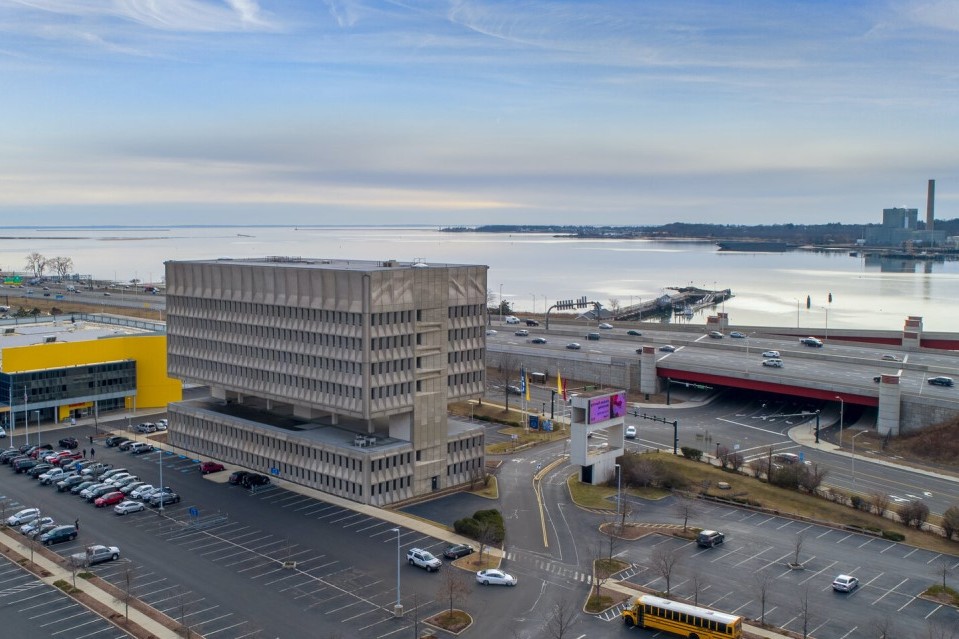 Brutalistní ikona od Marcela Breuera se proměňuje v ekologický butikový hotel