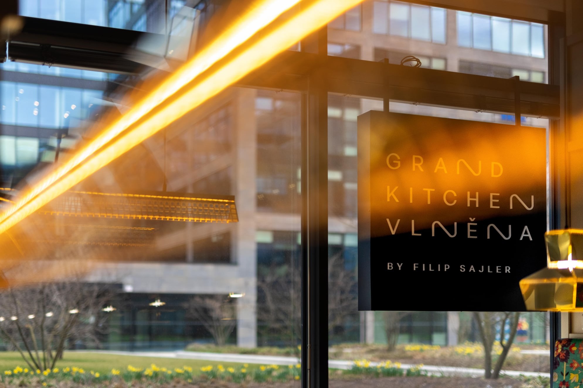 Gastrointeriéry: Filip Sajler otevřel Grand Kitchen Vlněna s designem od Barta Vose