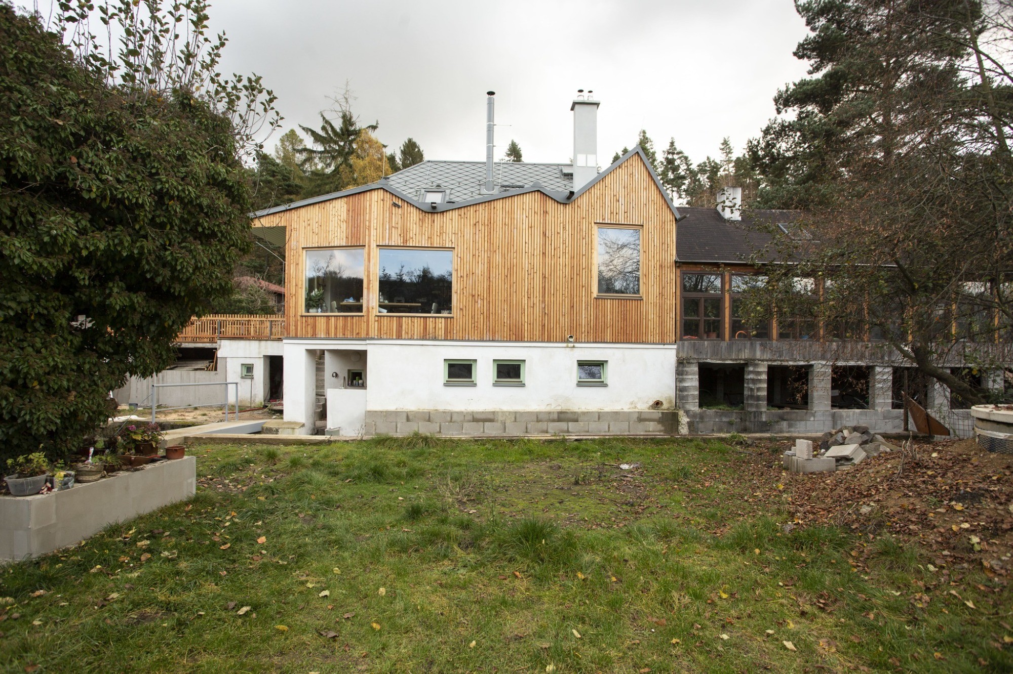 Kutilská realizace chaty na úpatí brdských kopců zjemnila architektonickou přísnost