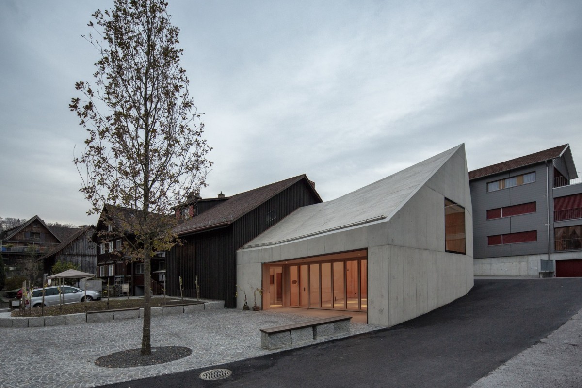 Moderní Dům vína s produkty místních vinařů navrhli do historického jádra obce místní architekti 