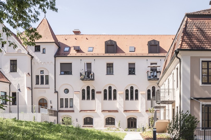 Renovace kláštera spojila pobytové centrum pro seniory s jeslemi a školkou