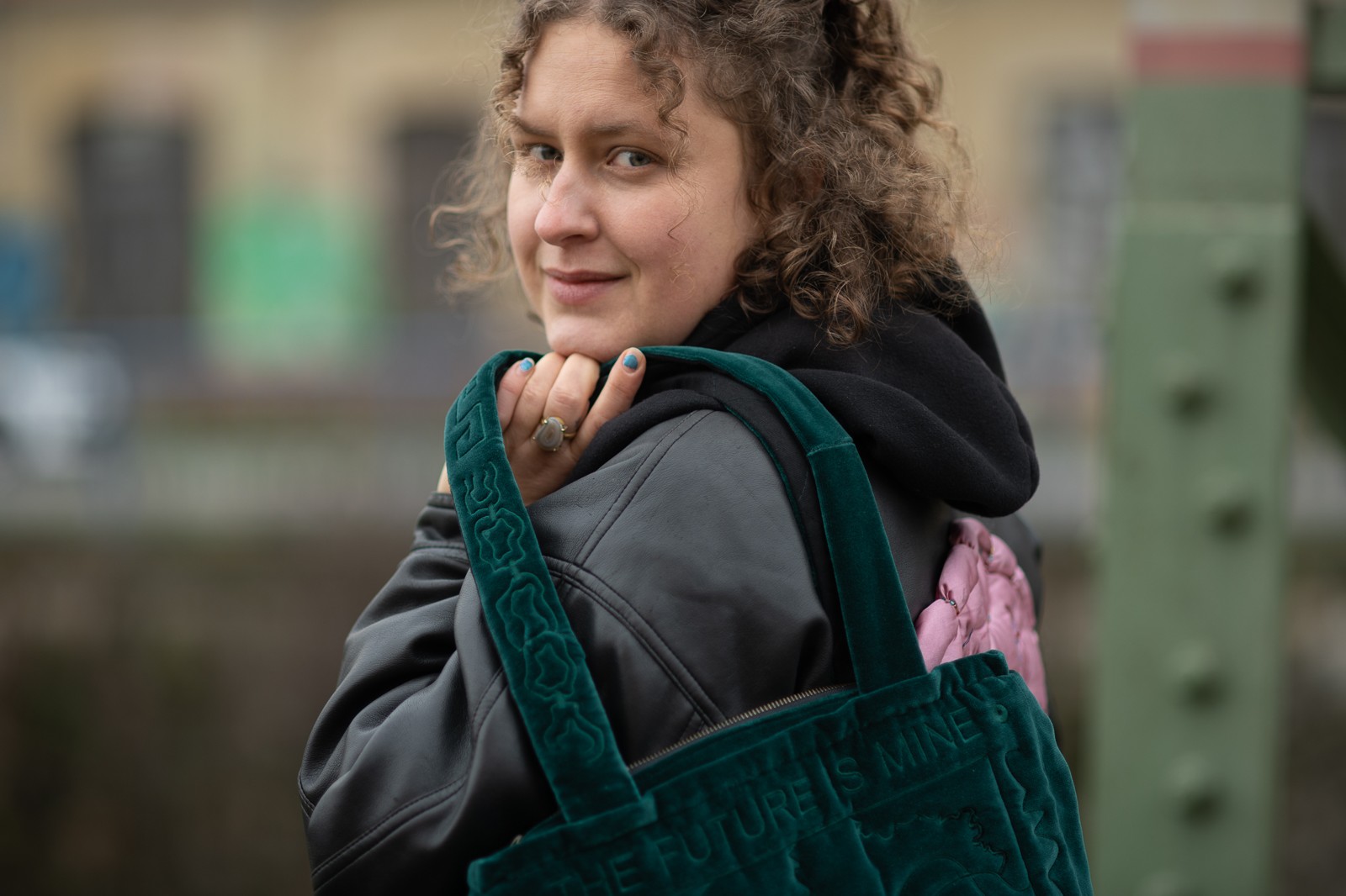 Udržitelná móda s esencí uměleckého artefaktu. Vivat život kombinuje strojovou výšivku a materiály s historií