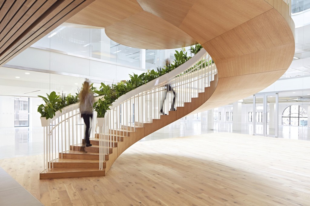 Zelená spirála - nový pohled na schodiště v kancelářských prostorech
