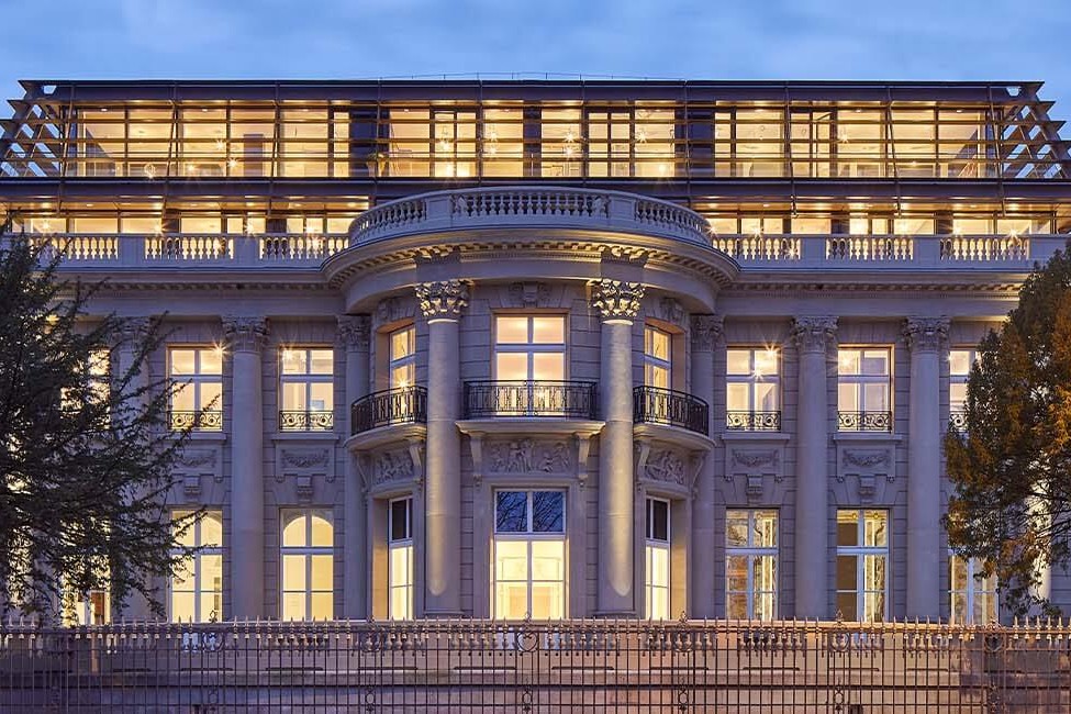Neorokokový palác na Rýně dostal moderní korunu a opět vládne 