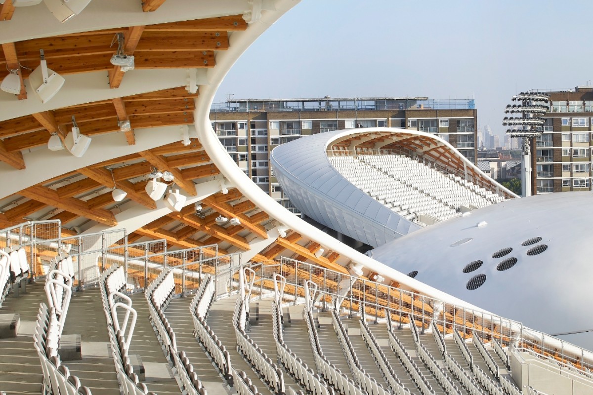 Kaplického Media Centre na stadionu Lord’s orámovaly nové tribuny od WilkinsonEyre