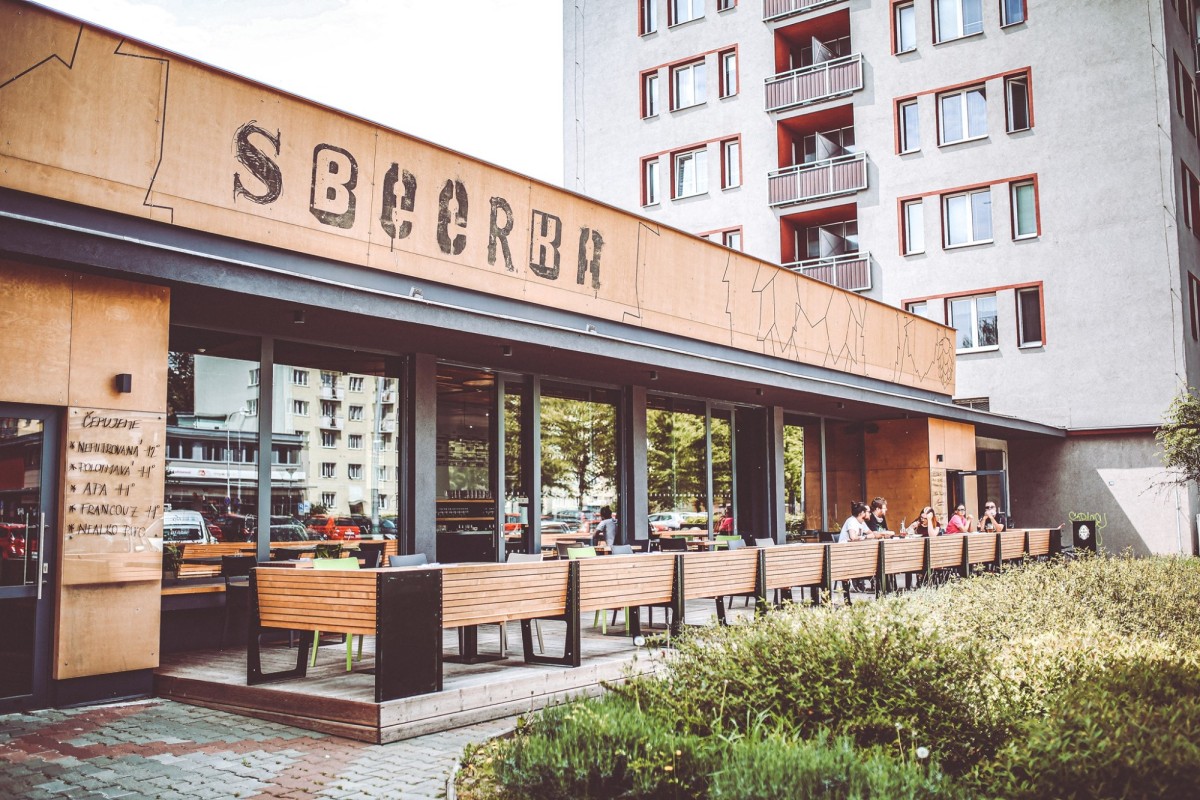 Gastrointeriéry: Sbeerka speciálů z minipivovarů se sladěnou kuchyní potvrzuje rozmach Hlavní třídy v ostravské Porubě