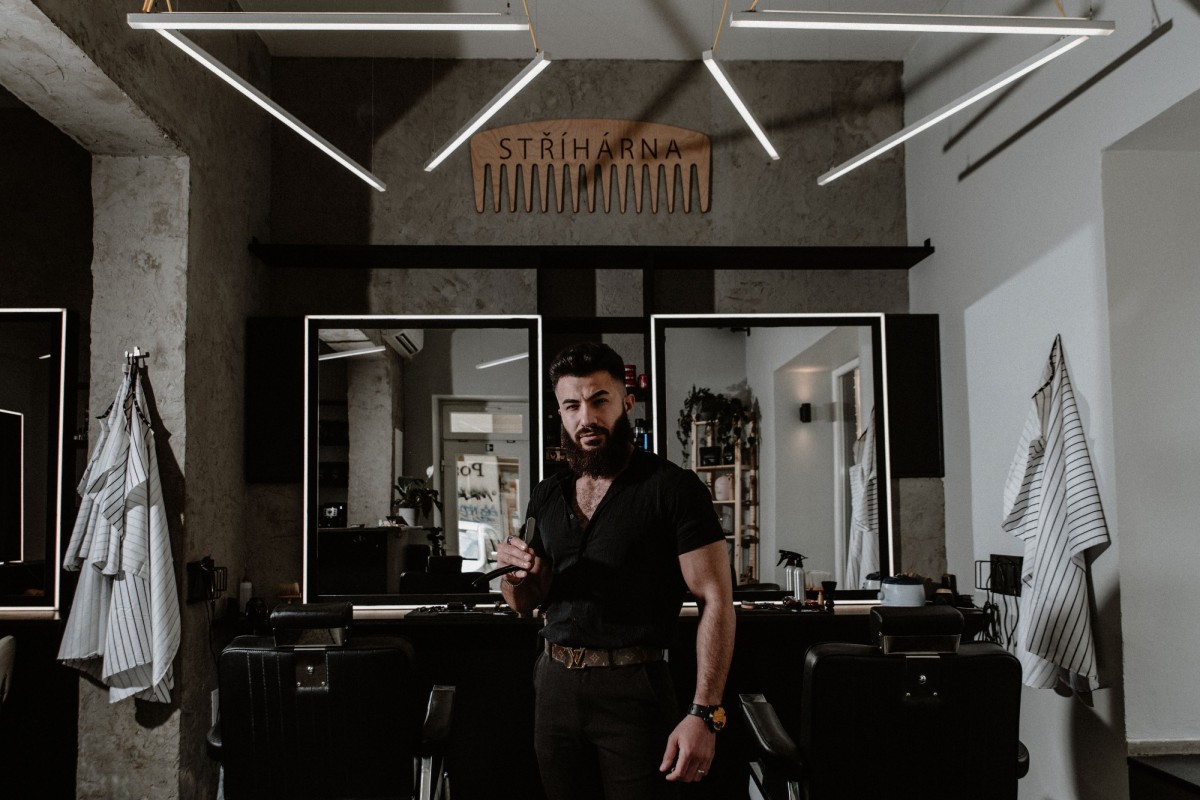 Holky tu chodí krásně upravené, ale chlapi to trochu zanedbávají, říká holič Nawras Almahamid