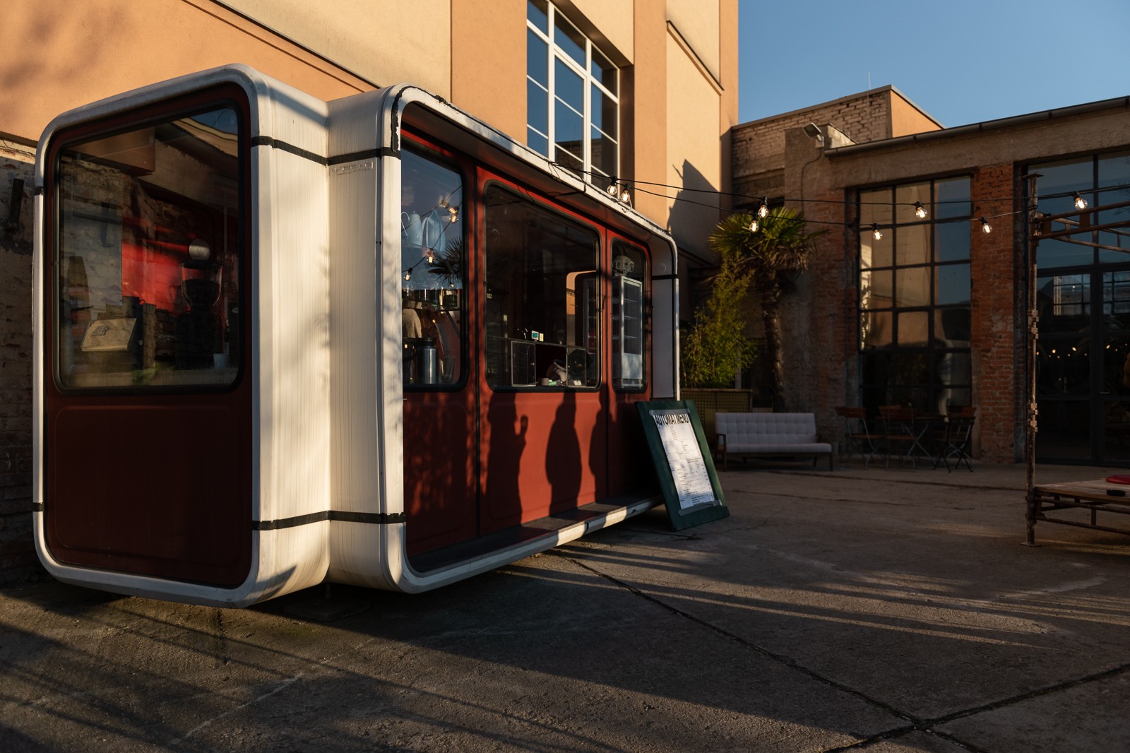 Svěží káva: Jugoslávský Kiosk K67 přistál na svitavském nábřeží. Ukrytá kavárna Automat překvapí hravou industriální estetikou 
