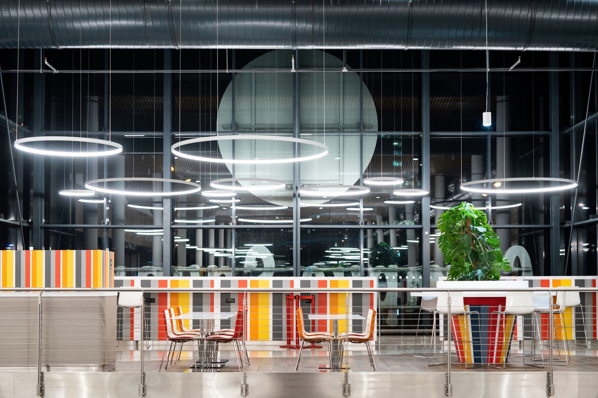 Food courty už můžou mít i pohodlné židle. Trendem je coworking 