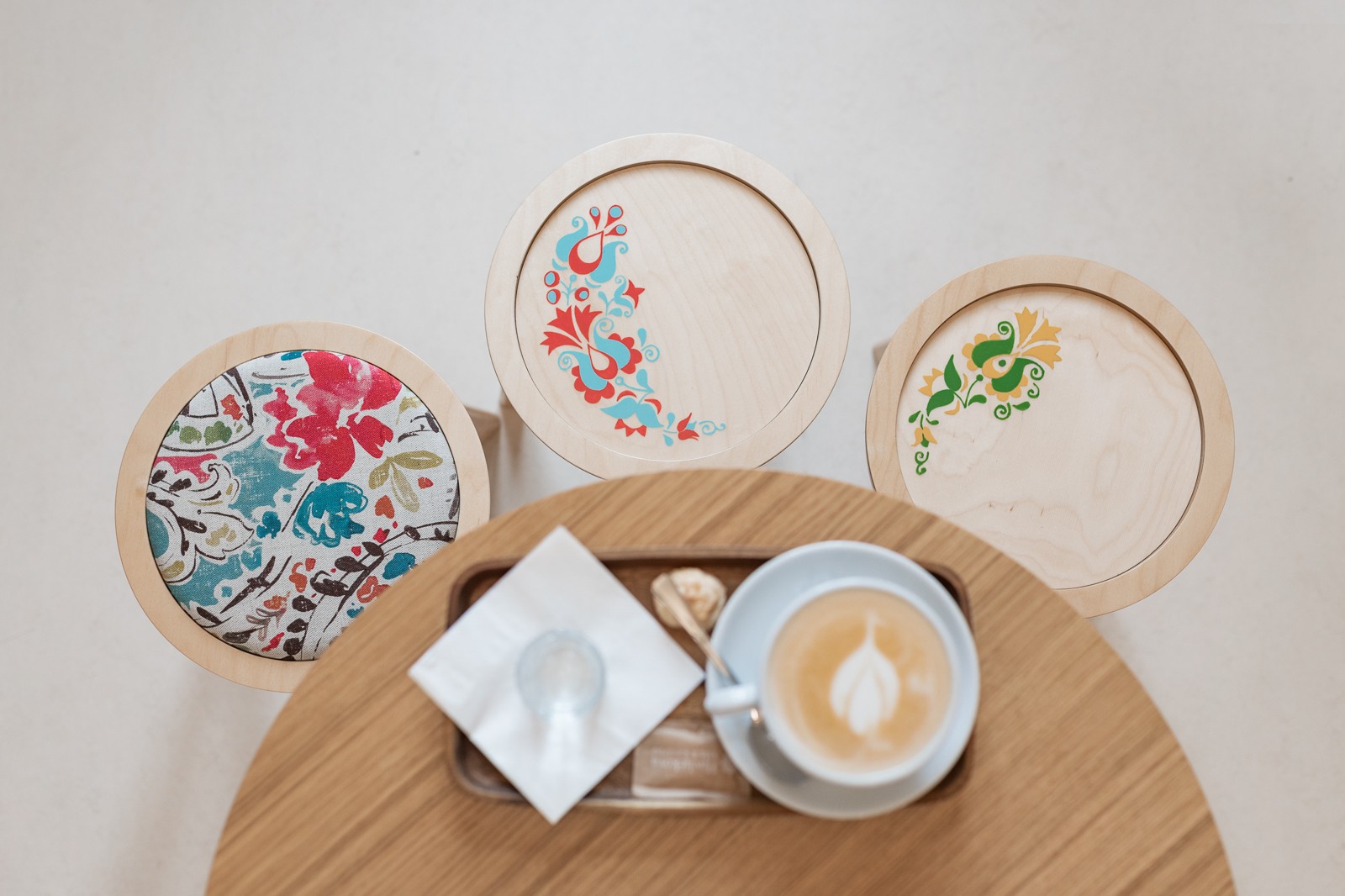 Svěží káva: Kavárna jako malovaná. Spolupráce architektky s malérečkou vdechla bývalému zdravotnímu středisku nový život