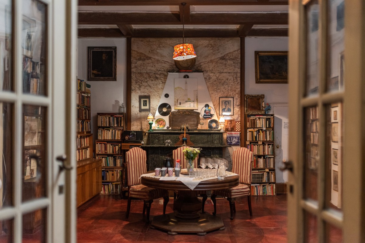 Svěží káva: Rezidence Café Kaprál. Zvláštní úkazy v unikátním bytě po brněnském básníkovi