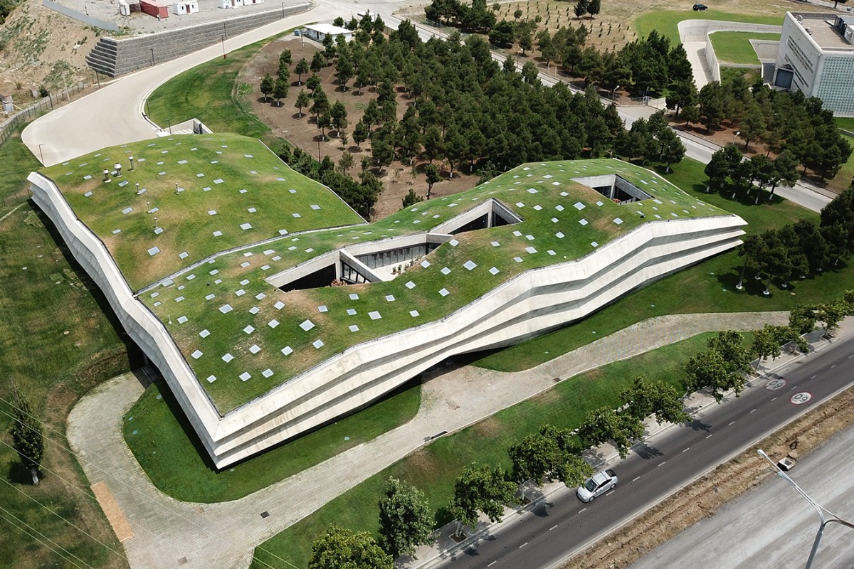 Může se továrna stát architektonickou ikonou a magnetem pro turisty? V Gruzii ano