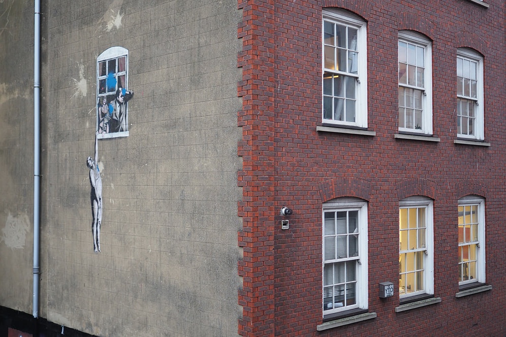 Banksy na fasádě zvyšuje hodnotu nemovitostí v celé ulici, jak si stojí TIMO?
